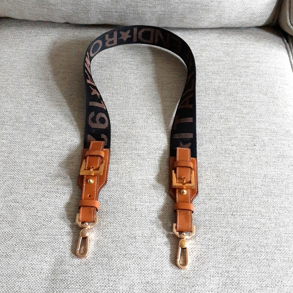 Fendi choulder strap-replacement Firm‼ price‼️ Beautiful unique 👌‼️‼️‼️‼️‼️‼️‼️